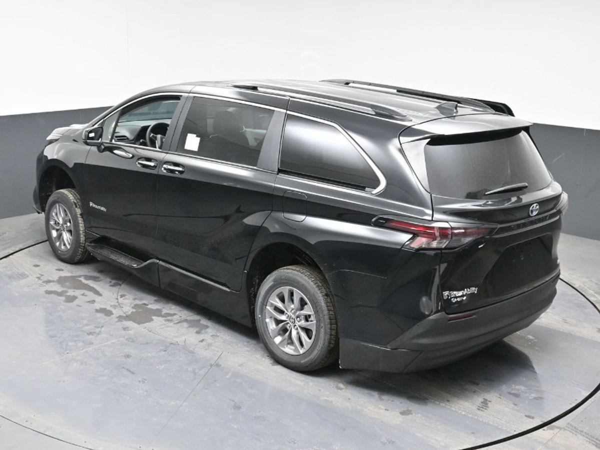 2025 TOYOTA SIENNA - Image 25