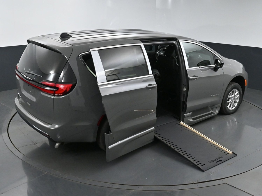 New 2025 Chrysler Pacifica Select Safety - BraunAbility Side Entry Entry In Floor Automatic Ramp