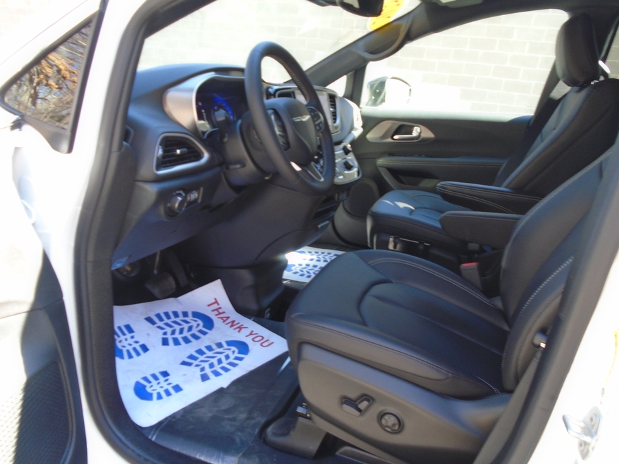 White Chrysler Voyager image number 4