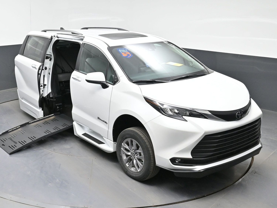 New 2026 Toyota Sienna Hybrid XLE Add - BraunAbility Side Entry Fold Out Automatic Ramp