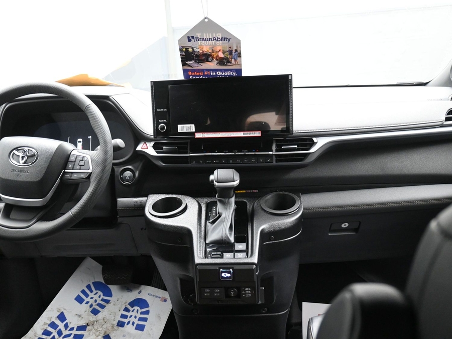 White Toyota Sienna image number 12