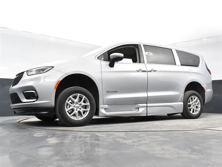 New 2026 Chrysler Pacifica Select Sport - BraunAbility Side Entry Entry In Floor Automatic Ramp