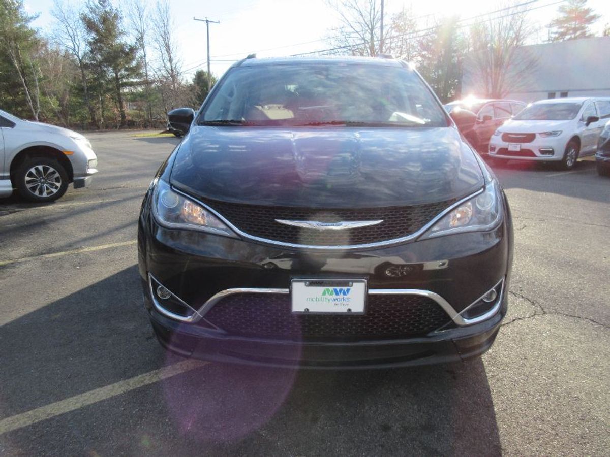 Black Chrysler Pacifica image number 9