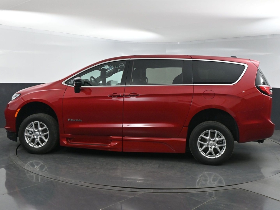 New 2025 Chrysler Pacifica Select Plus - BraunAbility Side Entry Entry Fold Out Automatic Ramp