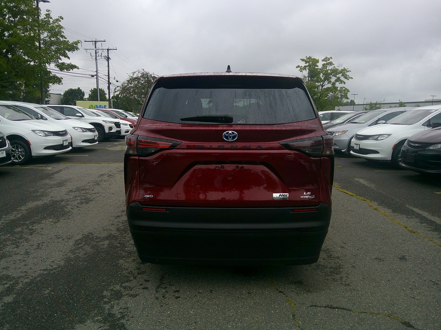 2022 Toyota Sienna LE - Photo 9
