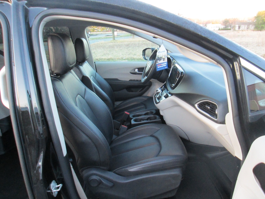 Black Chrysler Pacifica image number 8
