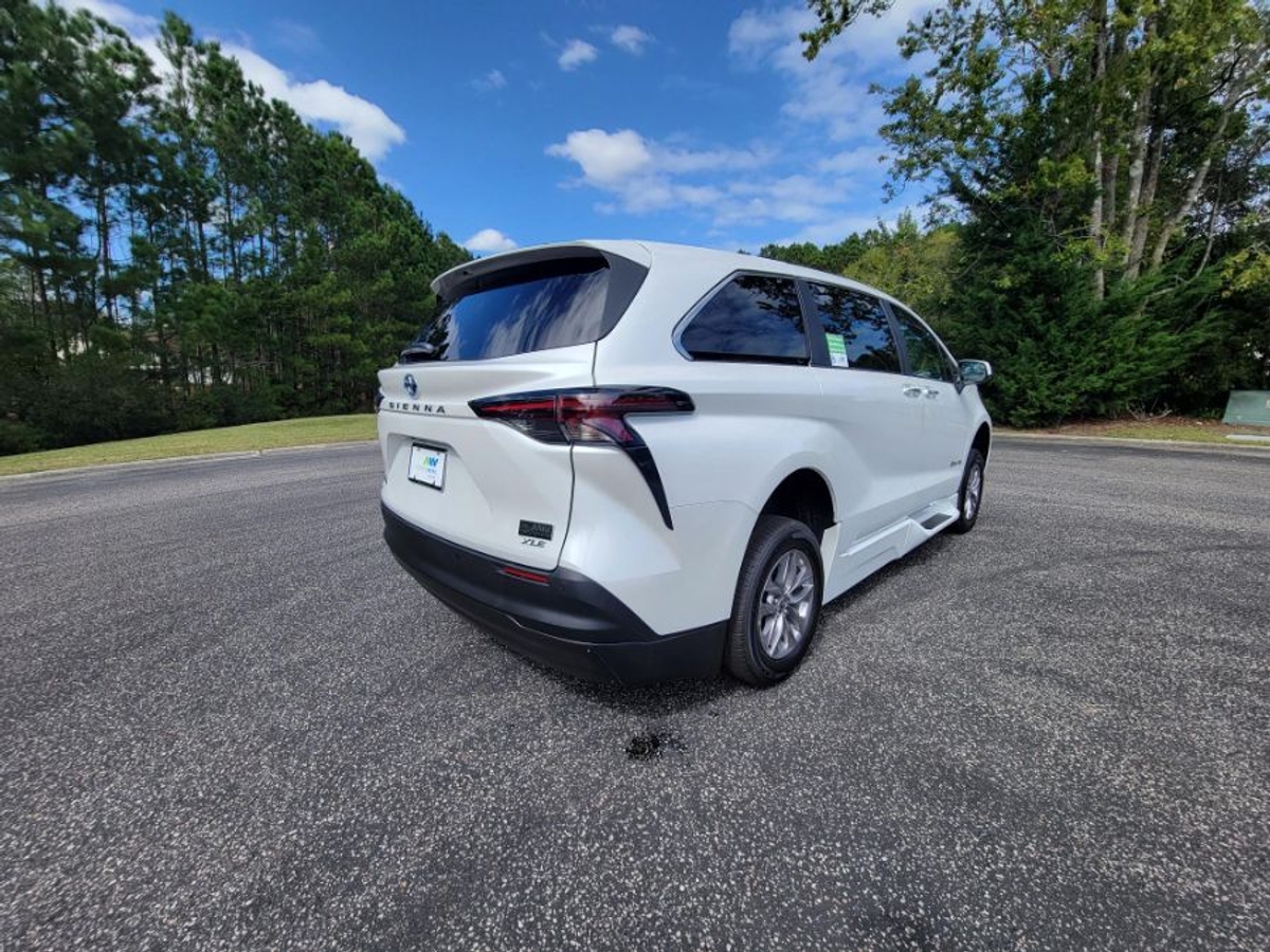2025 TOYOTA SIENNA - Image 4