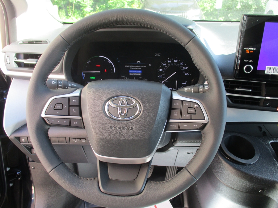 Black Toyota Sienna image number 7