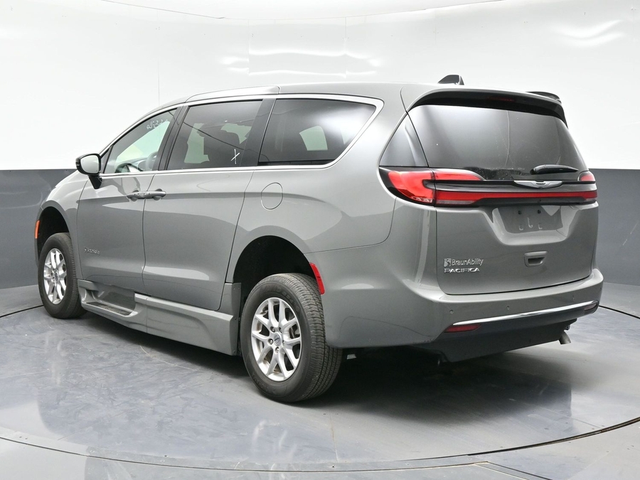 Used 2025 Chrysler Pacifica Select - BraunAbility Side Entry Entry Fold Out Automatic Ramp