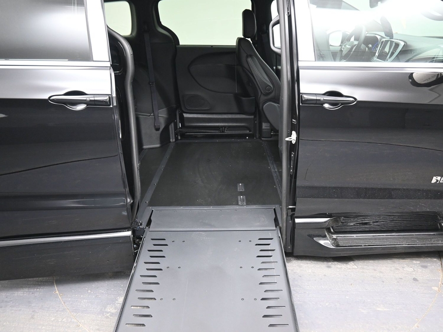 Black Chrysler Pacifica image number 9