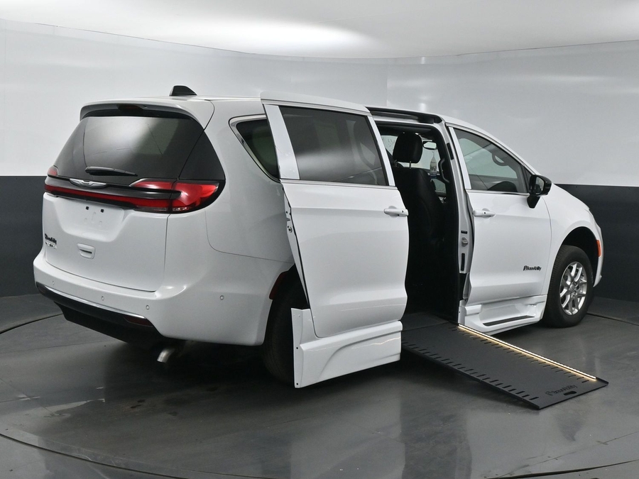 New 2025 Chrysler Pacifica Select Safety - BraunAbility Side Entry Entry In Floor Automatic Ramp