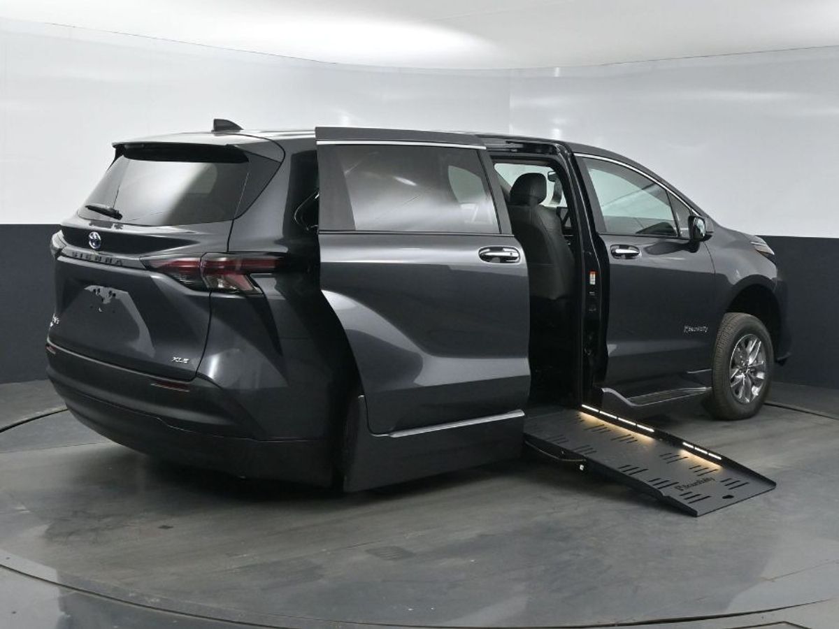 Grey Toyota Sienna image number 6