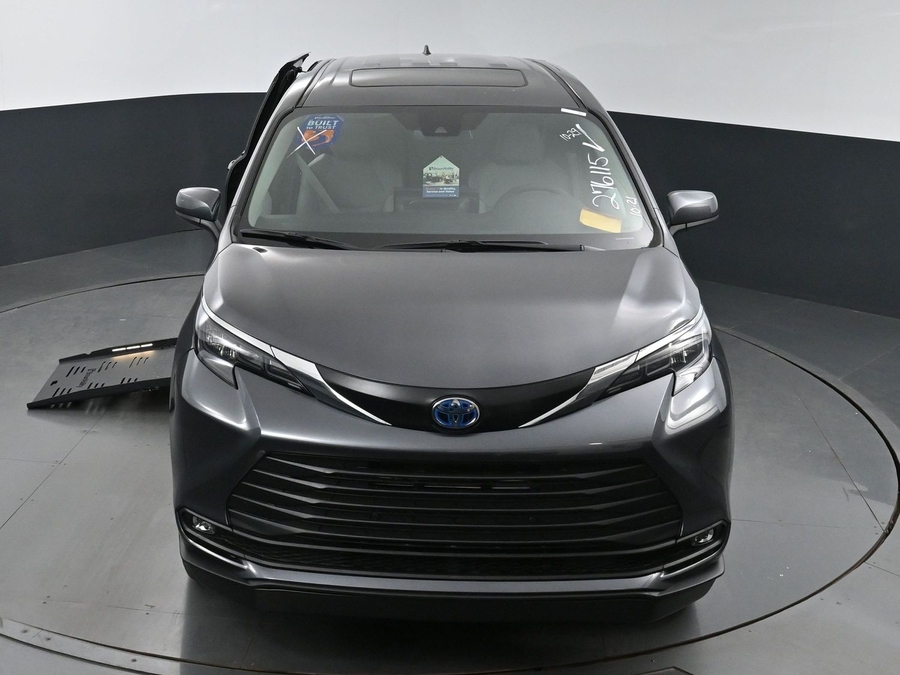 New 2025 Toyota Sienna Hybrid XLE Base - BraunAbility Side Entry Entry Fold Out Automatic Ramp