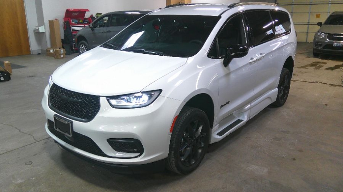 2024 CHRYSLER PACIFICA - Image 3