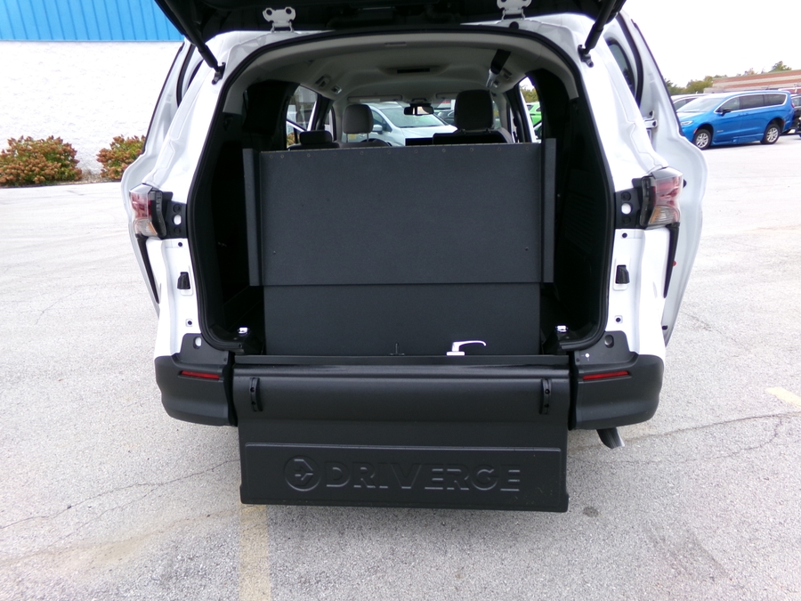 White Toyota Sienna image number 12