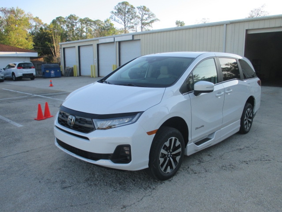 White Honda Odyssey image number 26