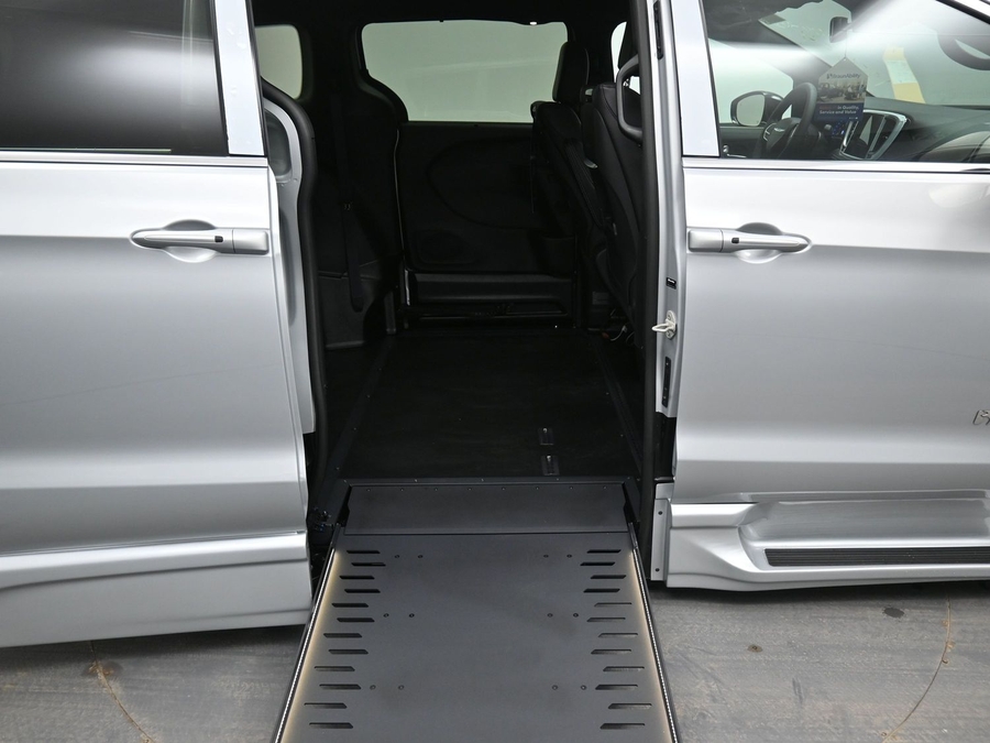 New 2026 Chrysler Pacifica Select Plus - BraunAbility Side Entry Entry In Floor Automatic Ramp