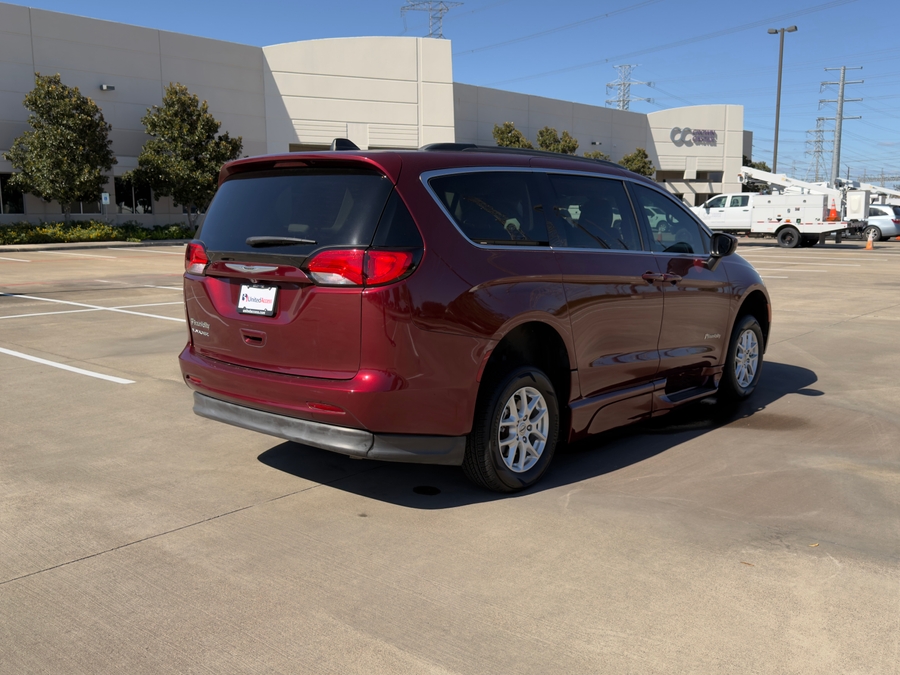 Used 2021 Chrysler Voyager LXi - BraunAbility Side Entry Entry In Floor Automatic Ramp