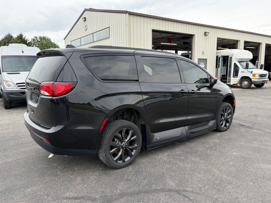 Black Chrysler Pacifica image number 9
