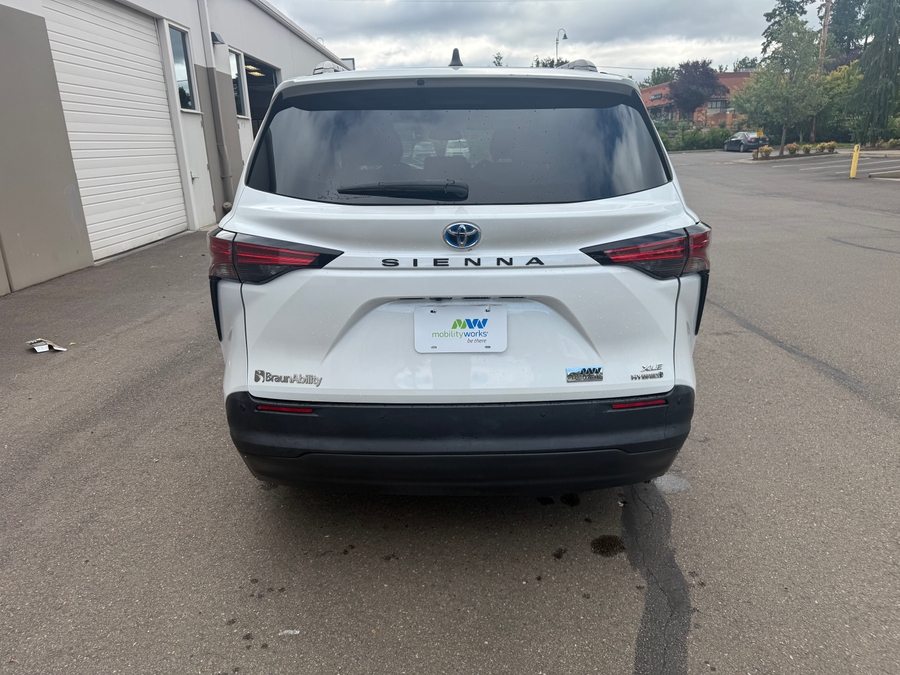 White Toyota Sienna image number 4