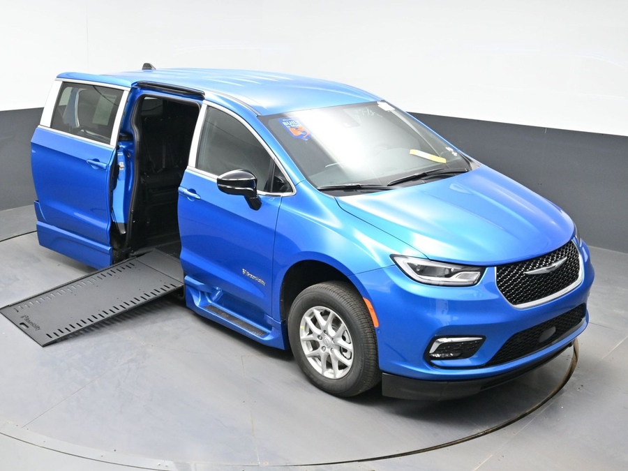 Blue Chrysler Pacifica image number 19