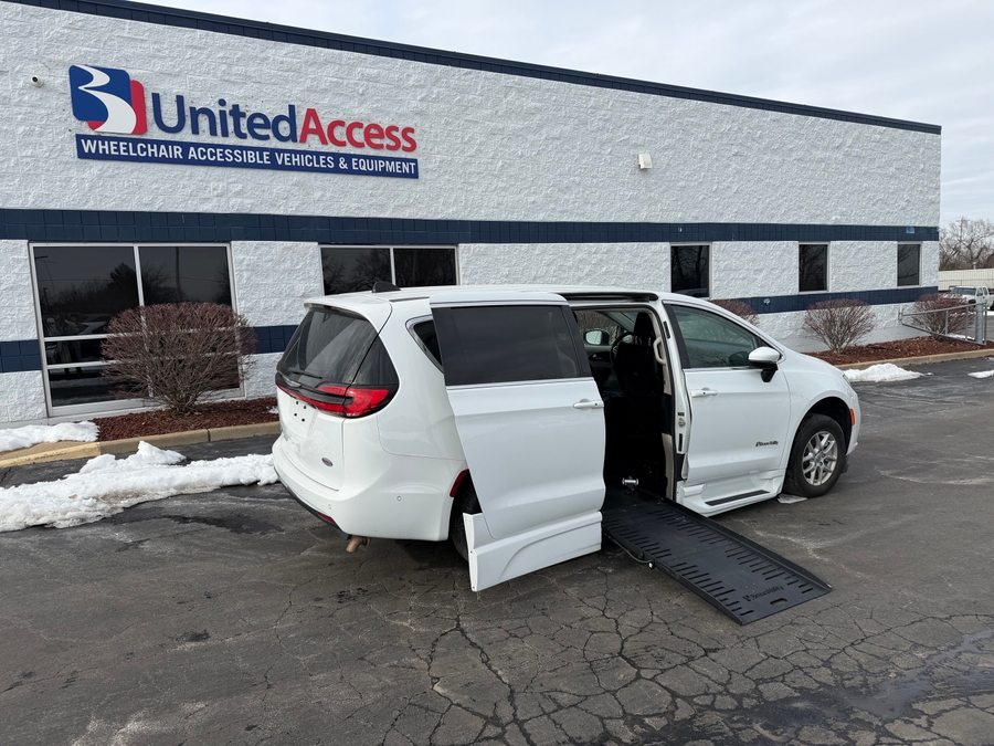 Used 2023 Chrysler Pacifica Touring L - BraunAbility Side Entry Entry Fold Out Automatic Ramp