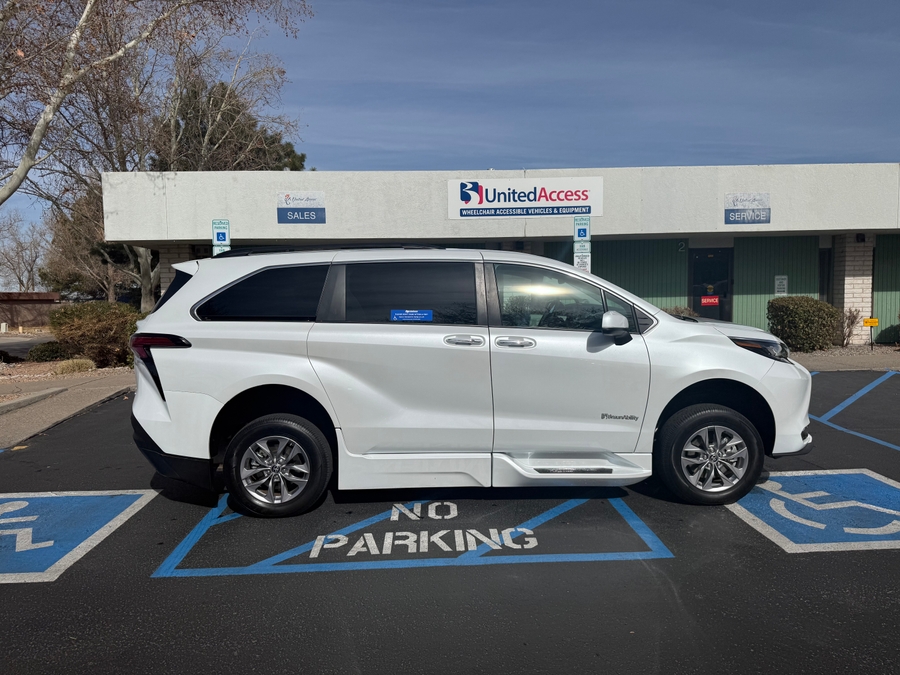 Used 2022 Toyota Sienna Hybrid XLE Plus - BraunAbility Side Entry Entry Fold Out Automatic Ramp