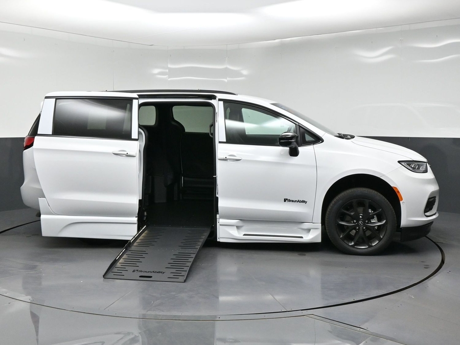 White Chrysler Voyager image number 14