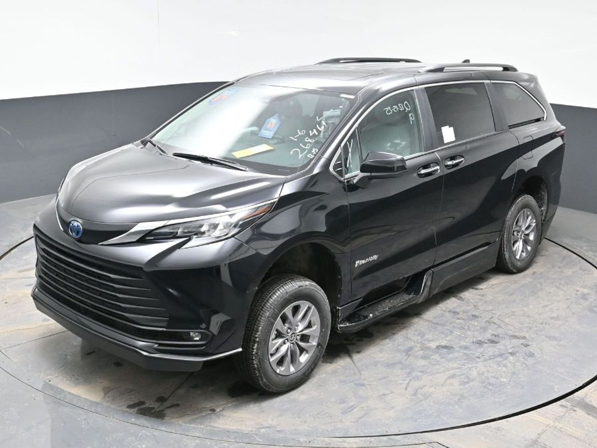 Black Toyota Sienna image number 23