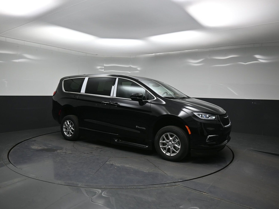 Black Chrysler Pacifica image number 14
