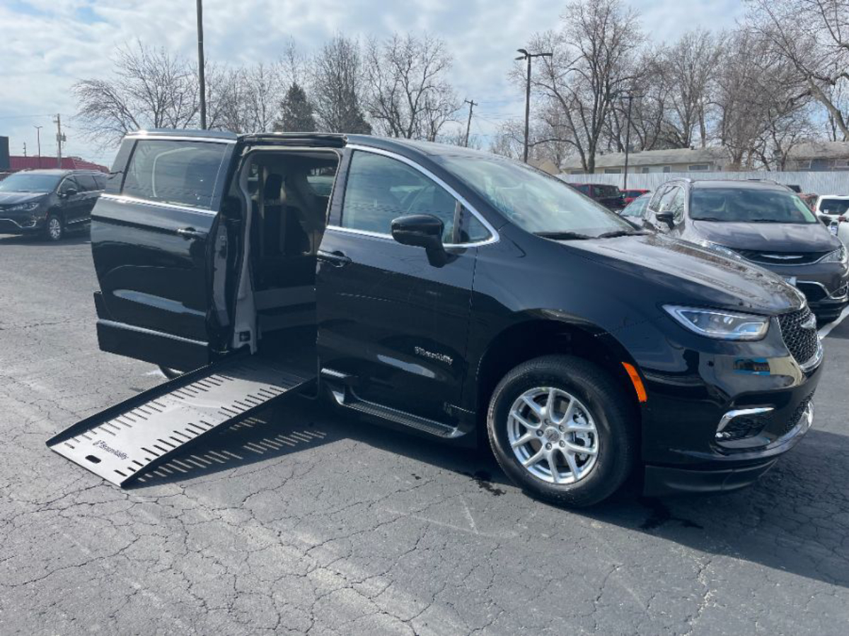 2023 CHRYSLER PACIFICA - Image 2