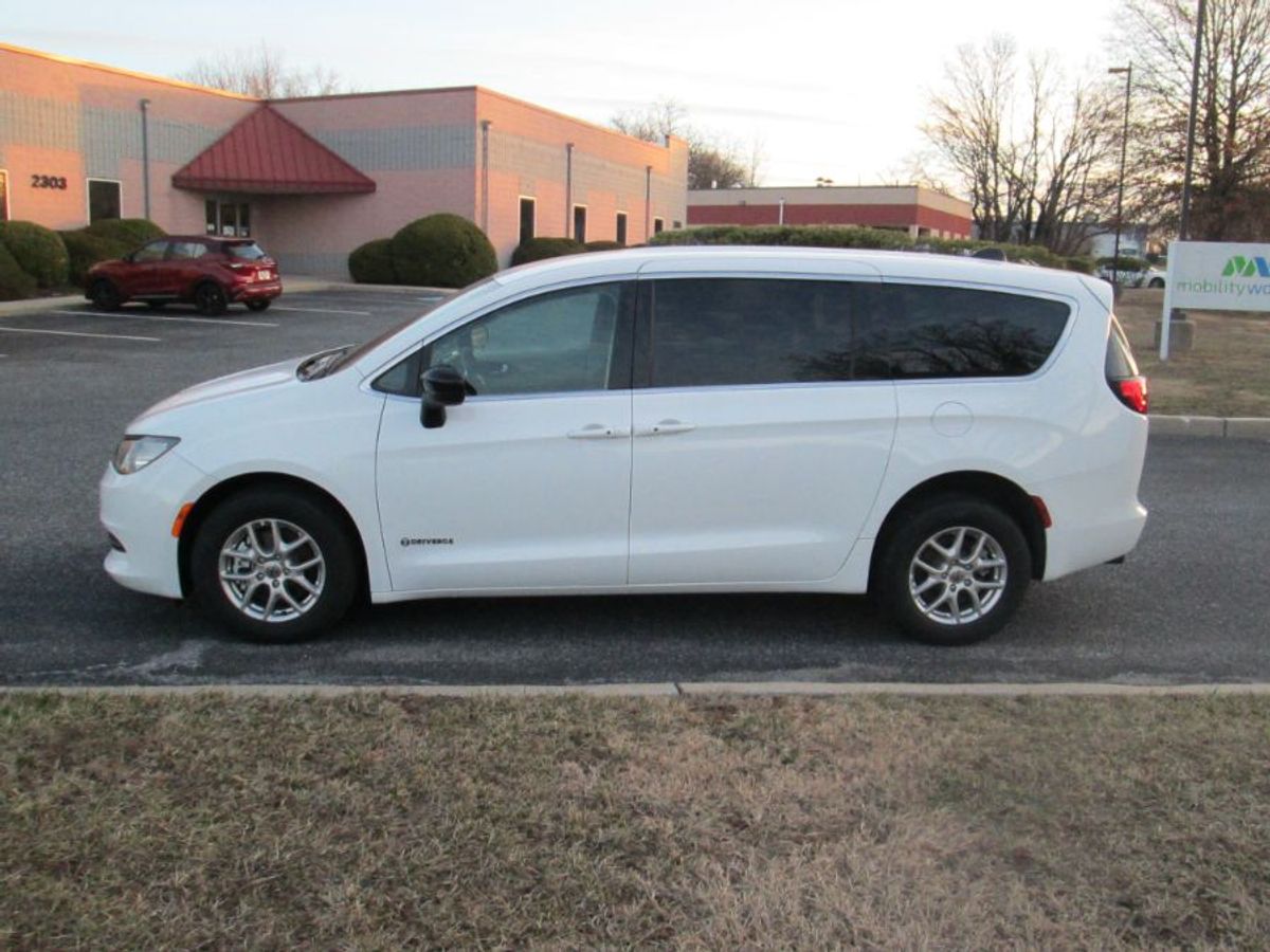 White Chrysler Voyager image number 3