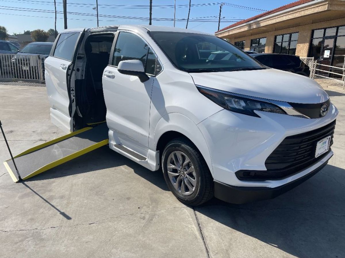 White Toyota Sienna image number 1
