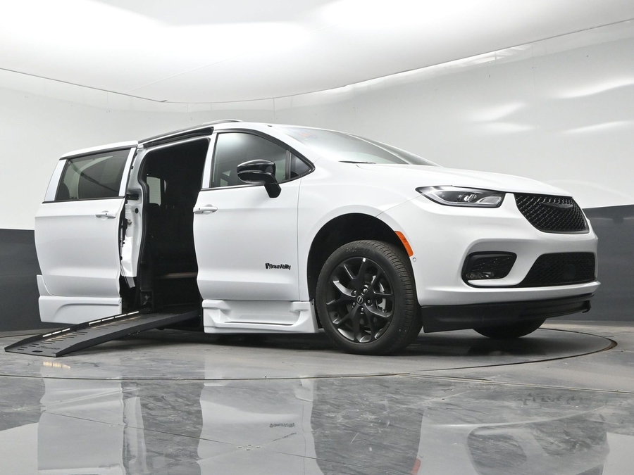 White Chrysler Pacifica image number 11