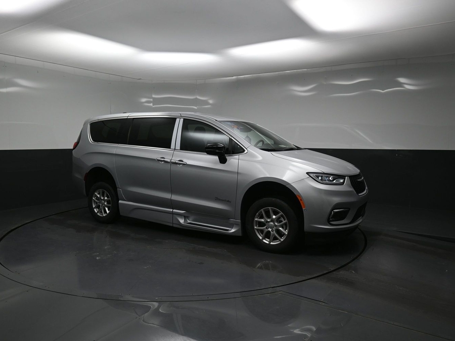 New 2026 Chrysler Pacifica Select Safety - BraunAbility Side Entry Entry Fold Out Automatic Ramp