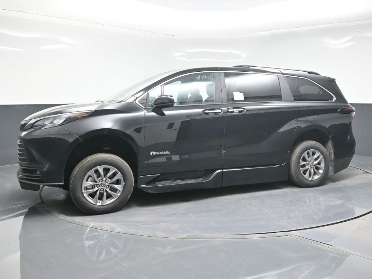 Black Toyota Sienna image number 13