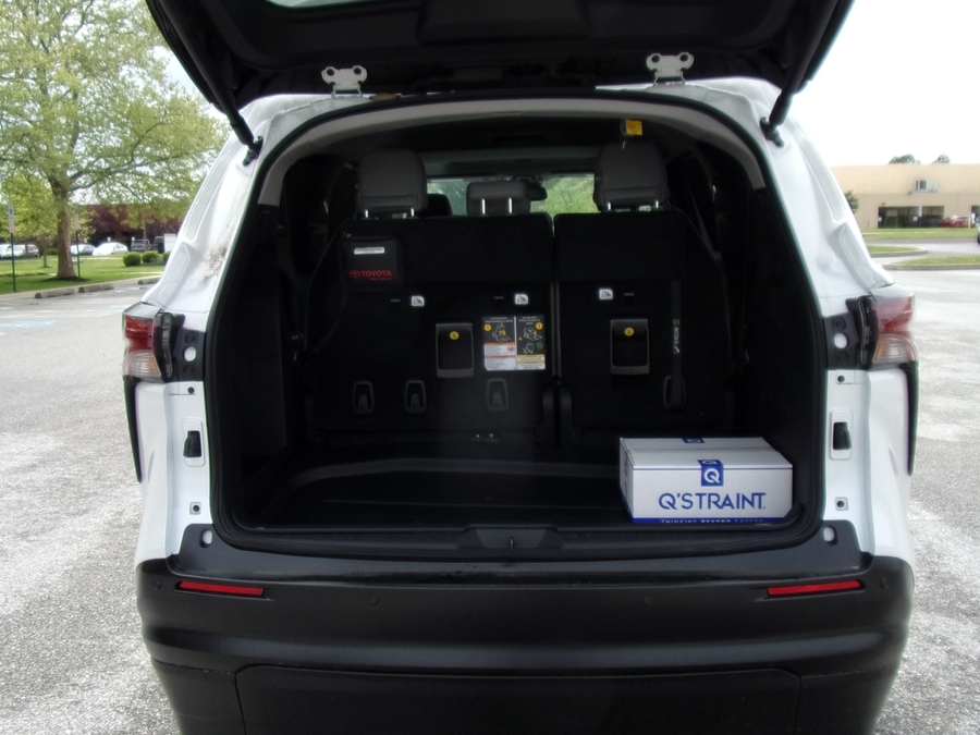 White Toyota Sienna image number 17
