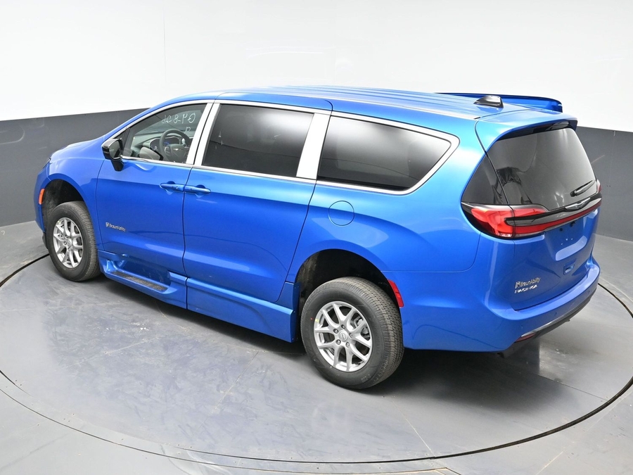 Blue Chrysler Pacifica image number 21