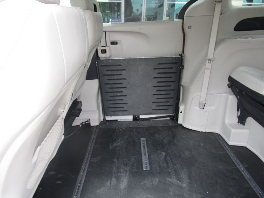 Used 2021 Chrysler Voyager LXi - BraunAbility Side Entry Entry Fold Out Automatic Ramp