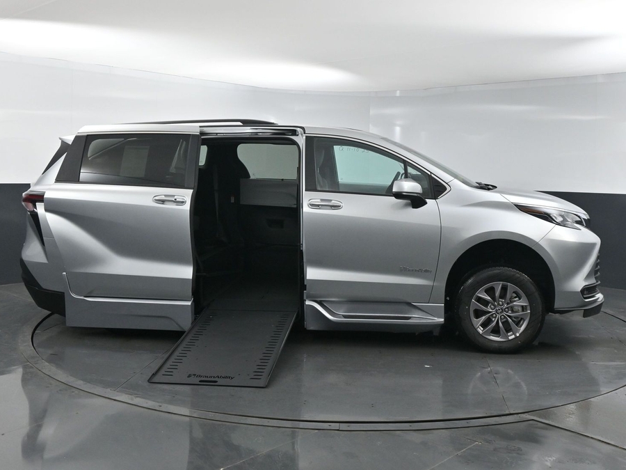 New 2025 Toyota Sienna Hybrid XLE Plus - BraunAbility Side Entry Entry In Floor Automatic Ramp