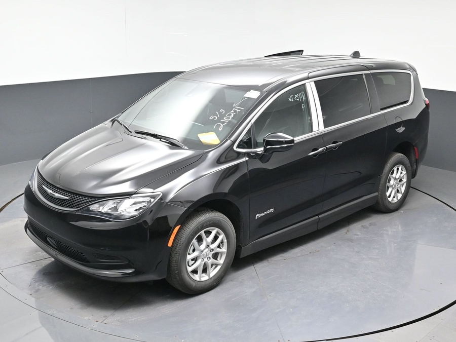 Black Chrysler Voyager image number 20