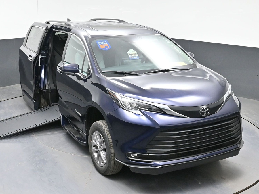 Blue Toyota Sienna image number 19