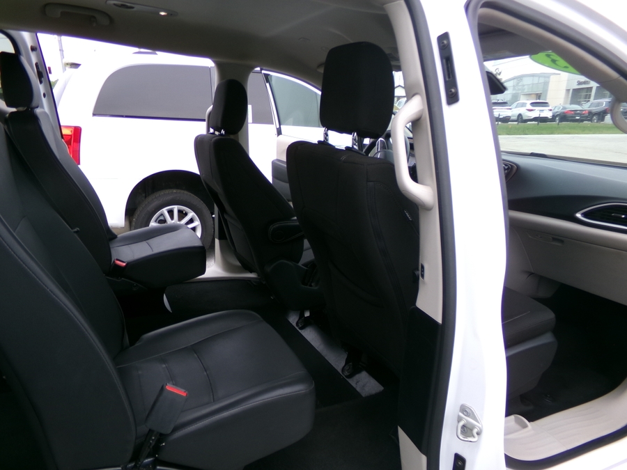 White Chrysler Voyager image number 16