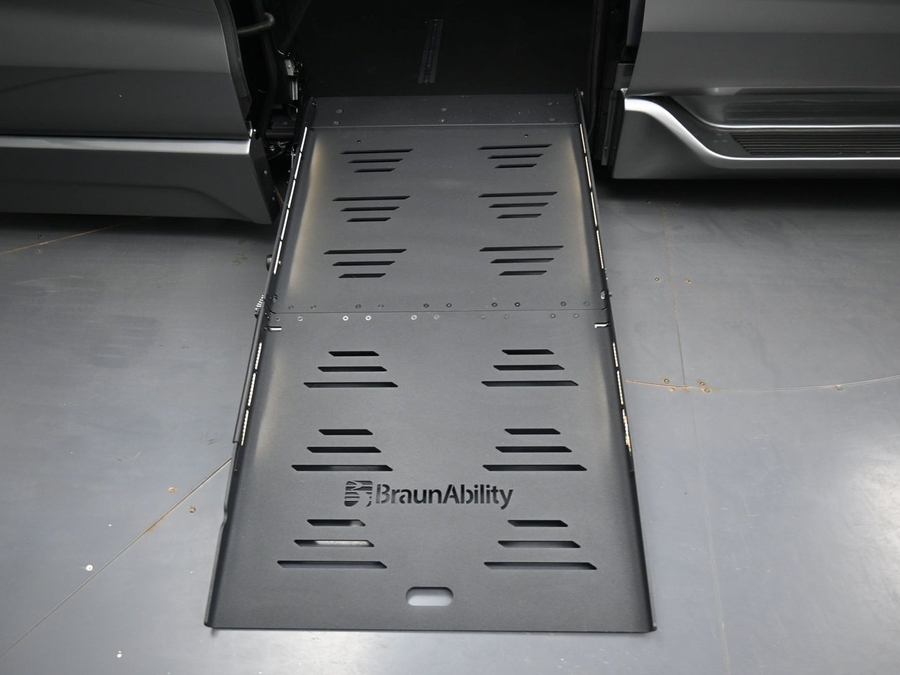 Grey Toyota Sienna image number 9