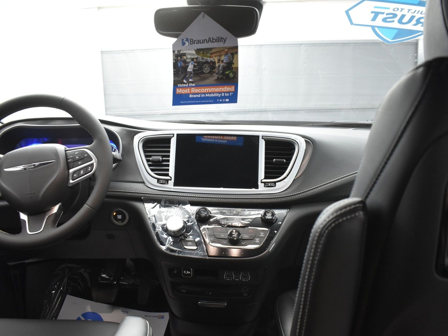 New 2026 Chrysler Pacifica Select Sport - BraunAbility Side Entry Entry In Floor Automatic Ramp