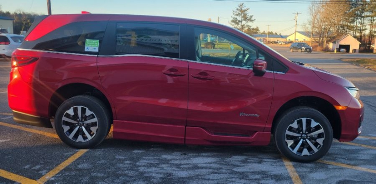 Red Honda Odyssey image number 7