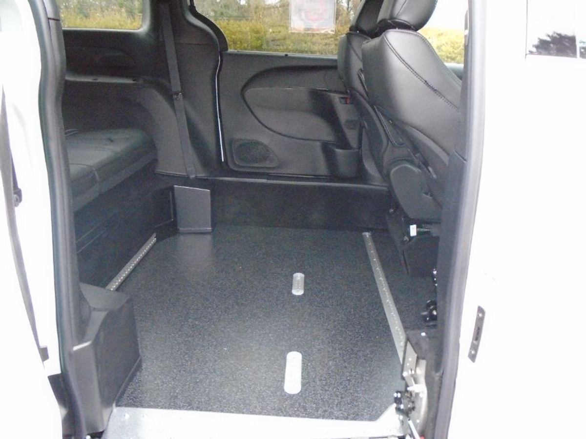 White Chrysler Pacifica image number 11