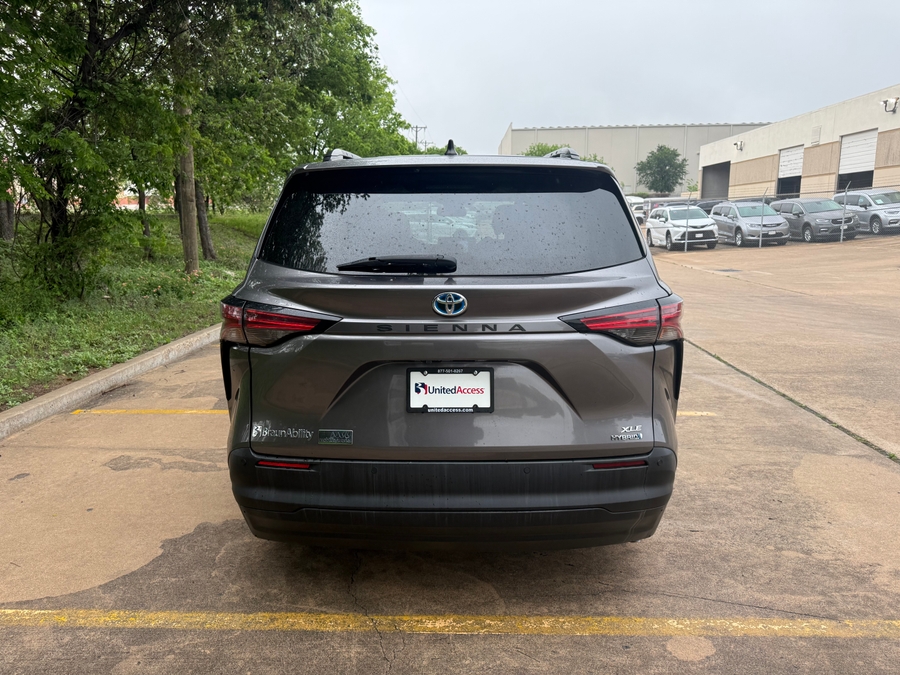 Used 2021 Toyota Sienna Hybrid XLE - BraunAbility Side Entry Entry Fold Out Automatic Ramp