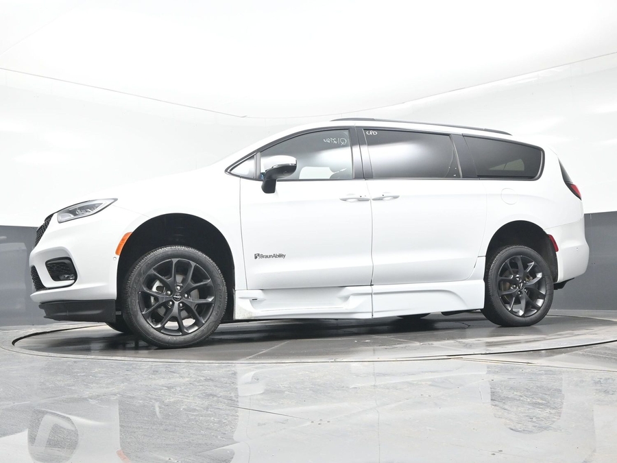 Used 2023 Chrysler Pacifica Touring L - BraunAbility Side Entry Entry Fold Out Automatic Ramp