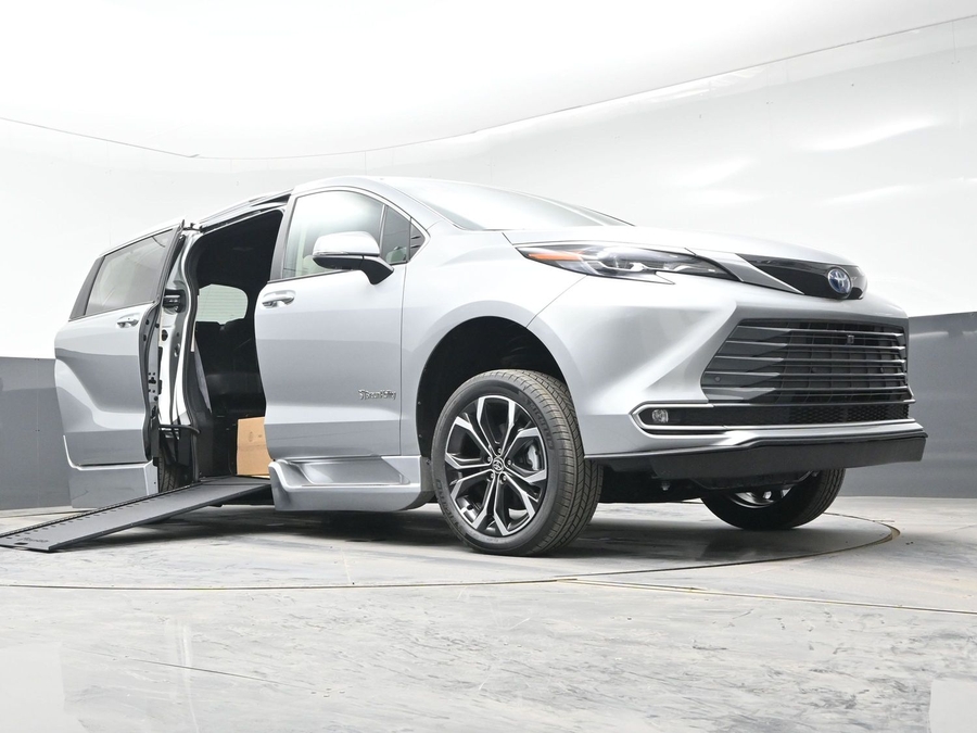 New 2025 Toyota Sienna Hybrid Platinum - BraunAbility Side Entry Entry In Floor Automatic Ramp